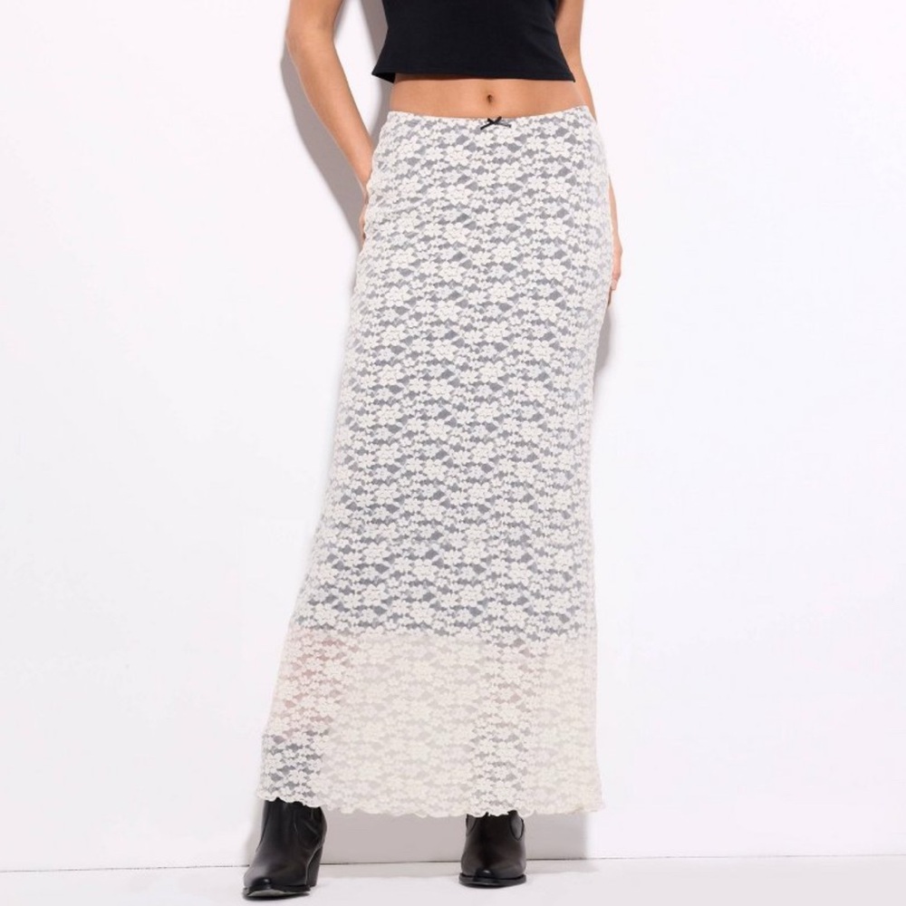 NWT Women's Lace Maxi Skirt - Wild Fable for Target
Cream Lace Over Black Slip M